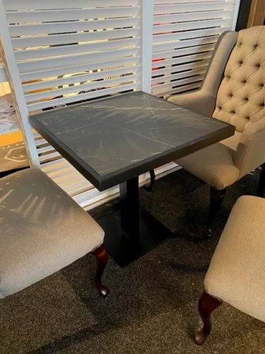 Tafelmodel met marmerlook (zwart frame) 50x50x74cm