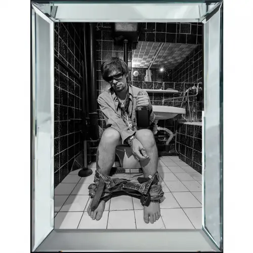 Man drinkt op toilet 70x90x4.5cm