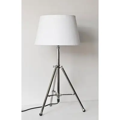 Driepootlamp tafel