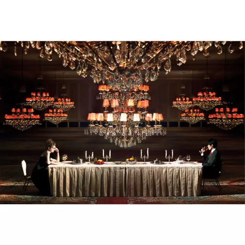 Man en vrouw zitten in een balzaal - 120x180cm